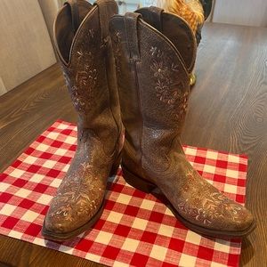 Ariata Cowboy Boots Women’s size 8